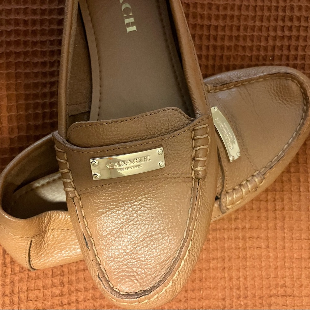 Coach women’s size 7.5 tan women’s Fredrica leather loafers